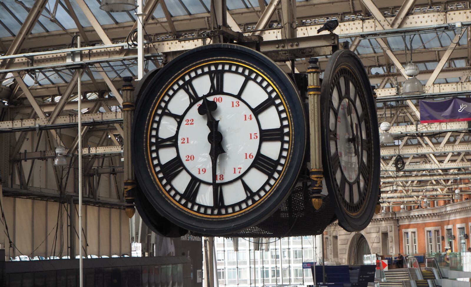 Olympus OM-D E-M10 II sample photo. Clock, waterloo station, london photography