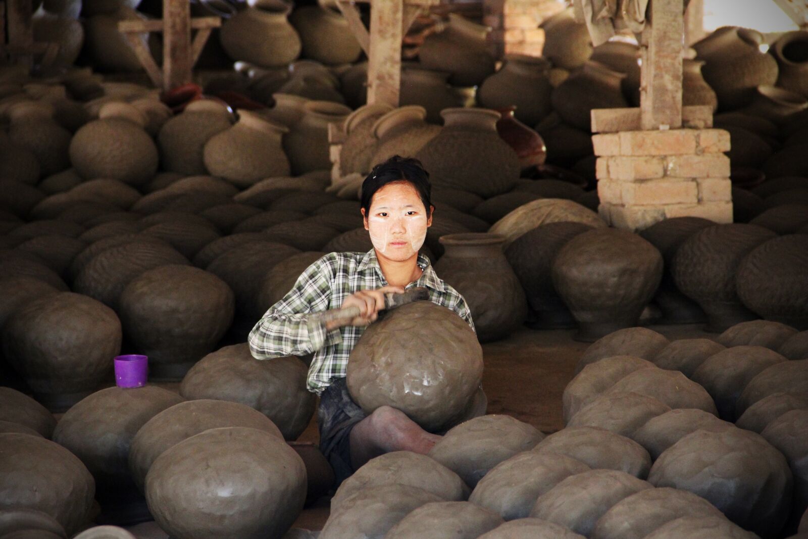 Canon EF-S 18-135mm F3.5-5.6 IS sample photo. Pottery, potters, woman photography
