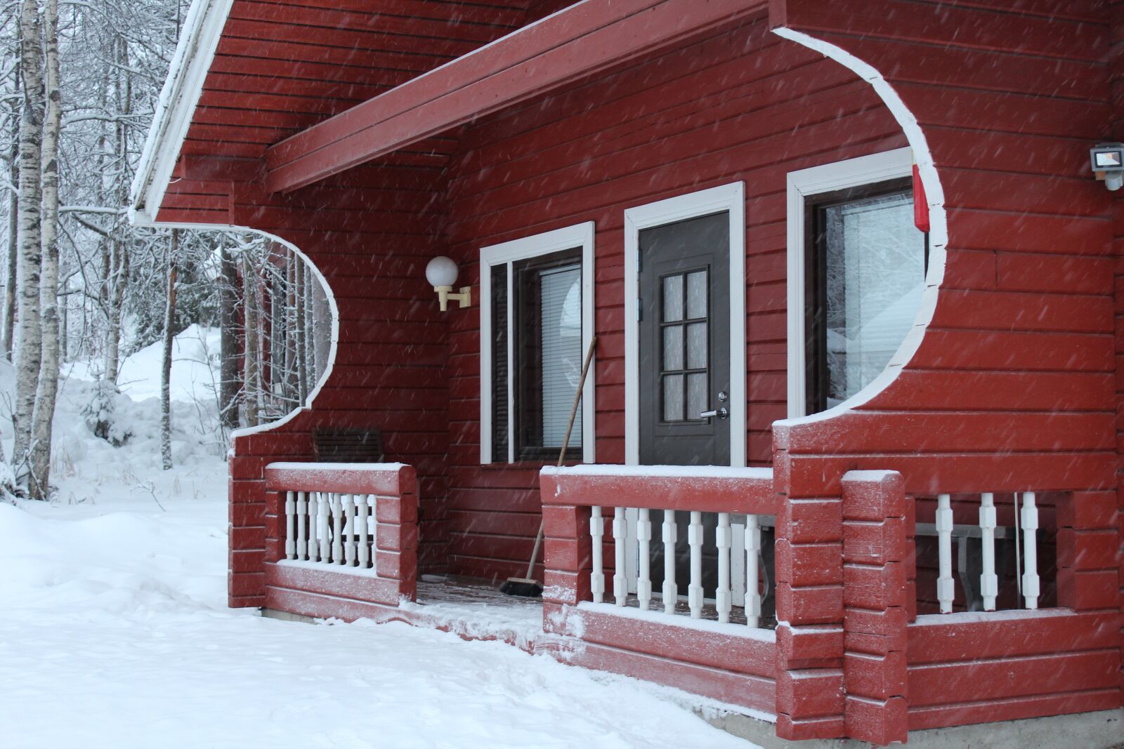 Canon EOS 1200D (EOS Rebel T5 / EOS Kiss X70 / EOS Hi) sample photo. Cottage red, finnish lapland photography