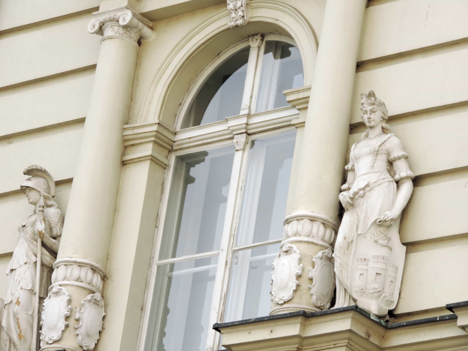 Nikon Coolpix P520 sample photo. Baroque, architecture, building, column photography