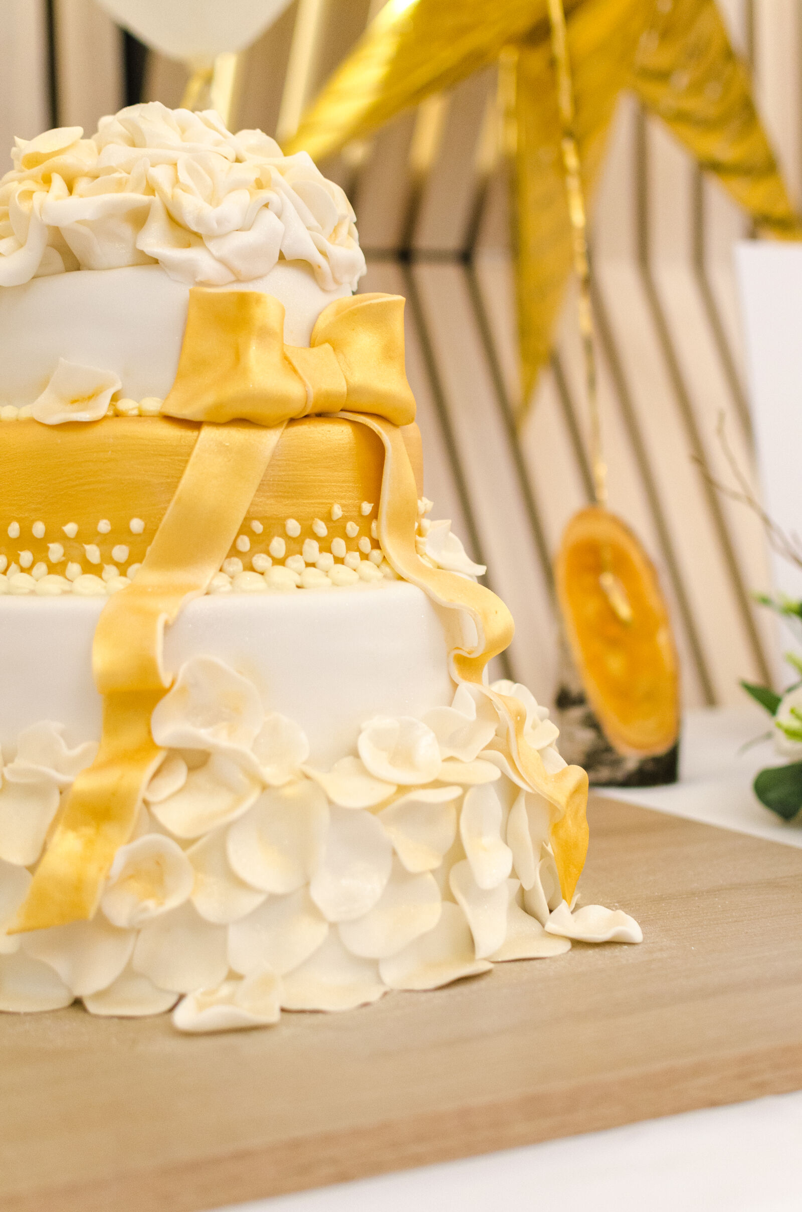 Nikon D5100 + Nikon AF-S DX Nikkor 35mm F1.8G sample photo. Background, bakery, beautiful, bride photography