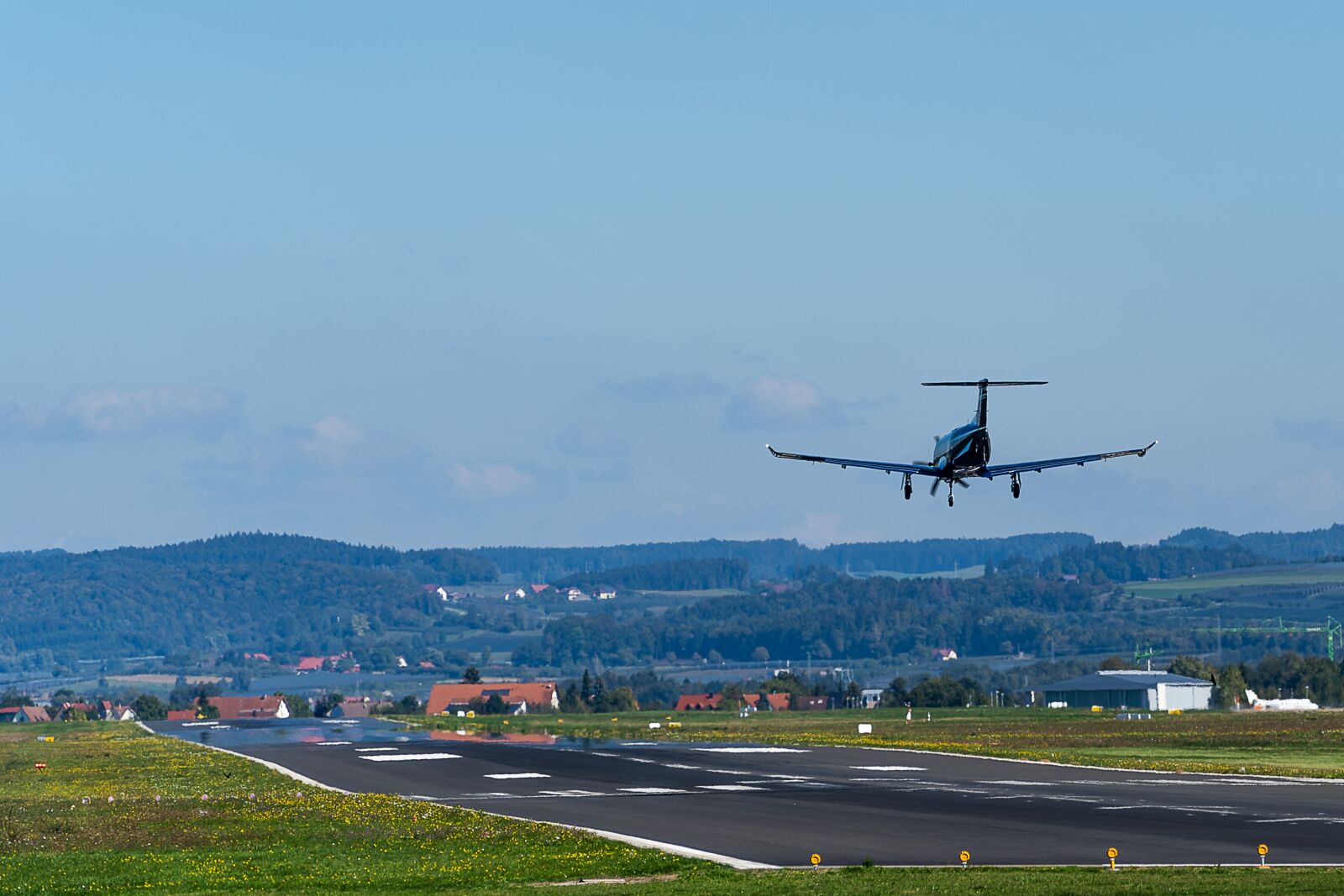 Sony a7 III sample photo. Aircraft, landing, airport photography