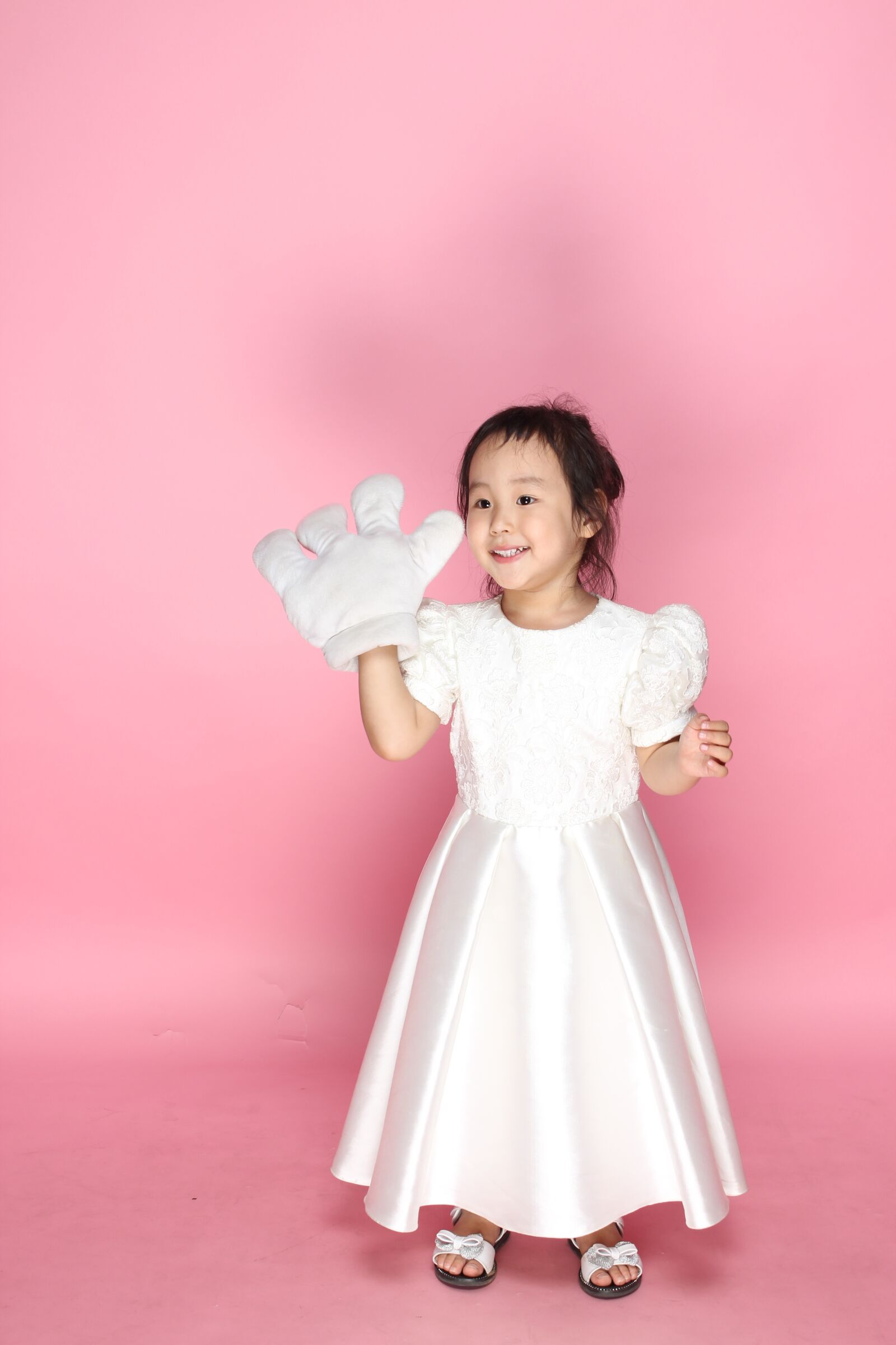 Canon EOS 600D (Rebel EOS T3i / EOS Kiss X5) sample photo. Child, merry, white photography