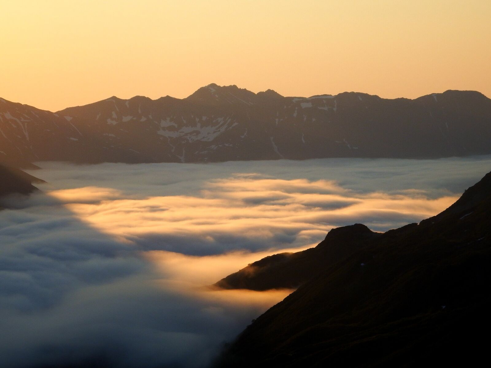 Fujifilm FinePix S1 sample photo. Mountains, morning, fog photography