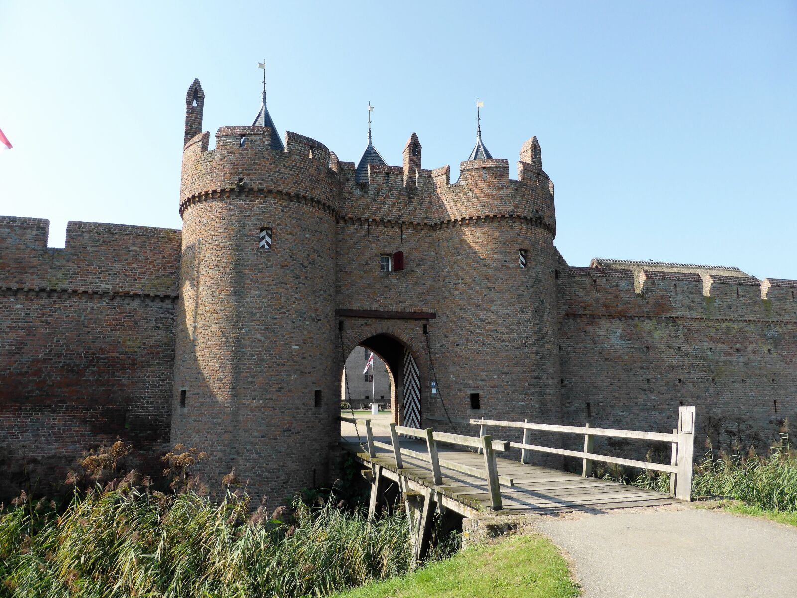 Panasonic Lumix DMC-ZS30 (Lumix DMC-TZ40) sample photo. Building, castle, port photography
