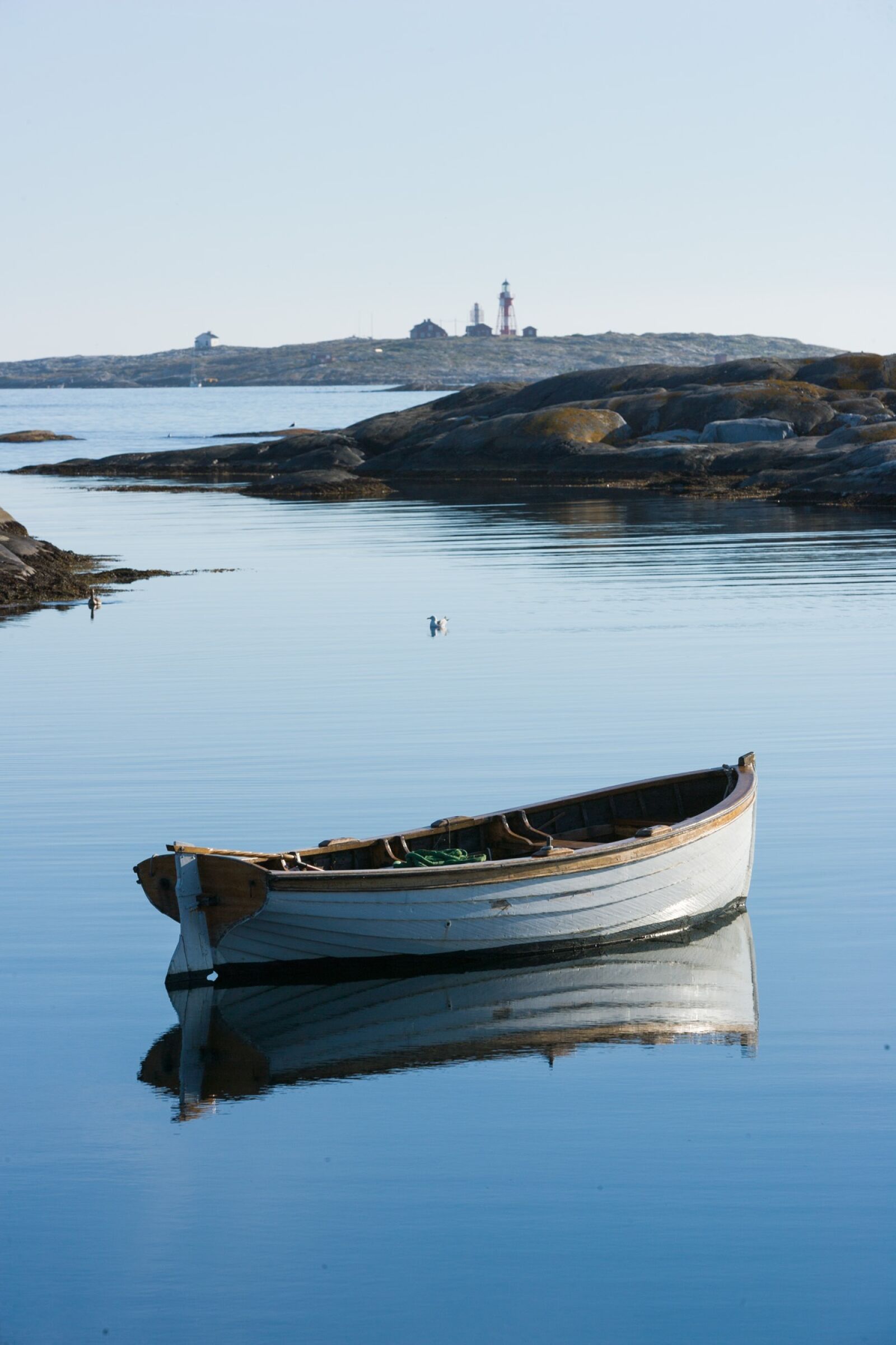 Canon EOS-1Ds Mark II sample photo. Lighthouse, boat, sea photography