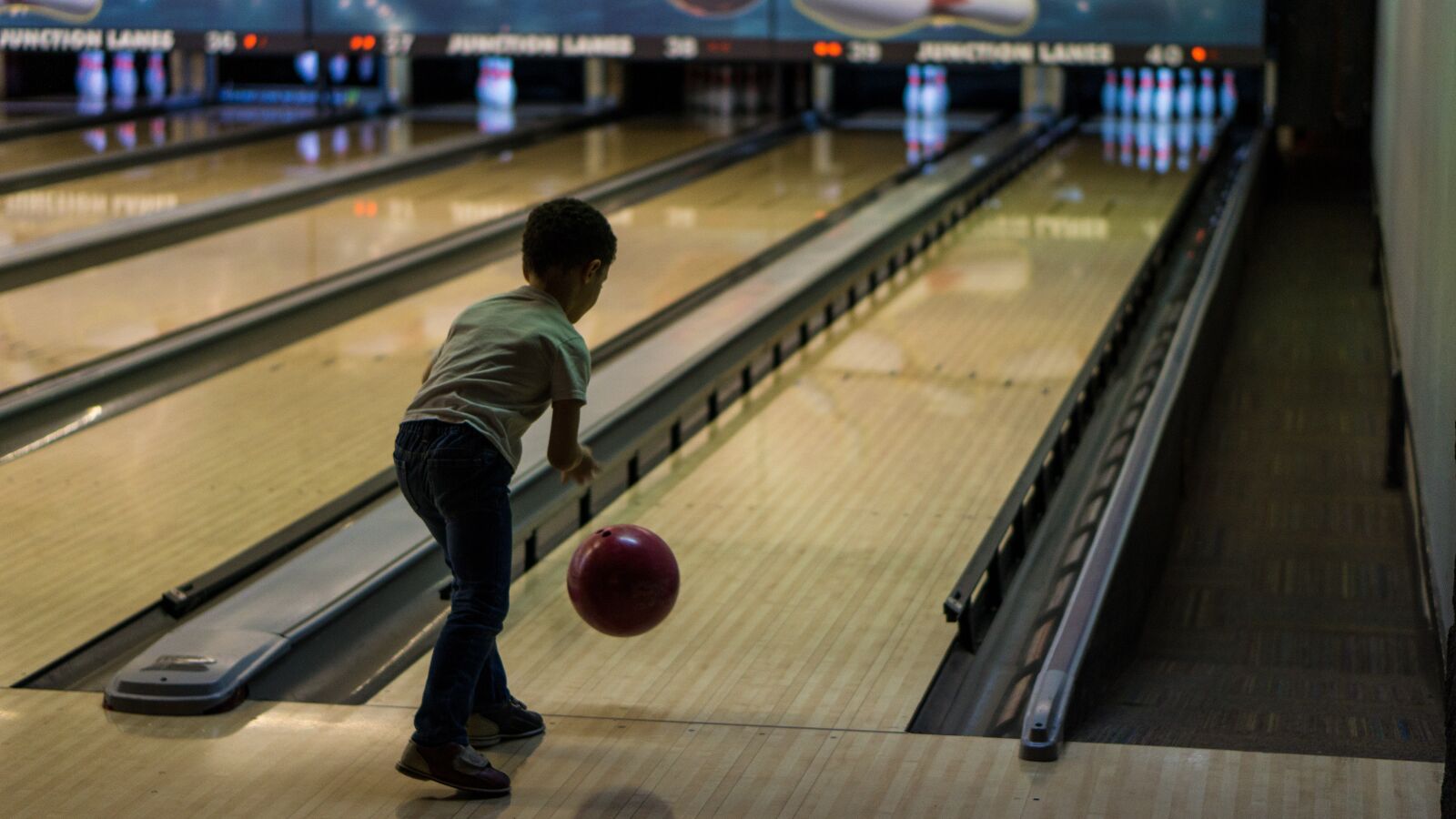 E 50mm F1.8 OSS sample photo. Bowling, child, game photography