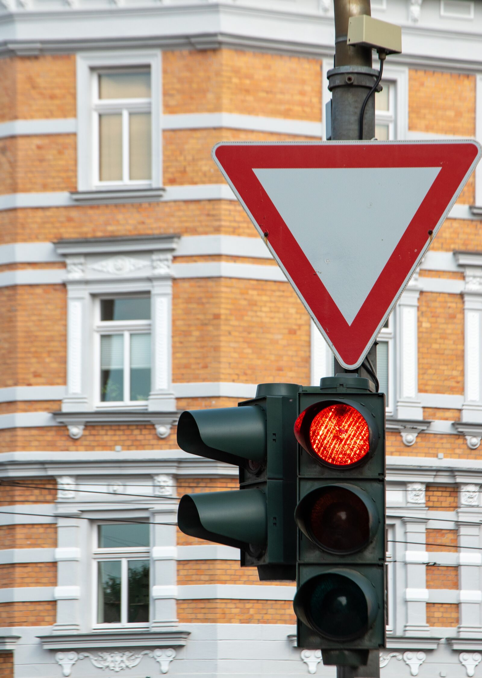 Nikon D5600 sample photo. Traffic lights, road, right photography
