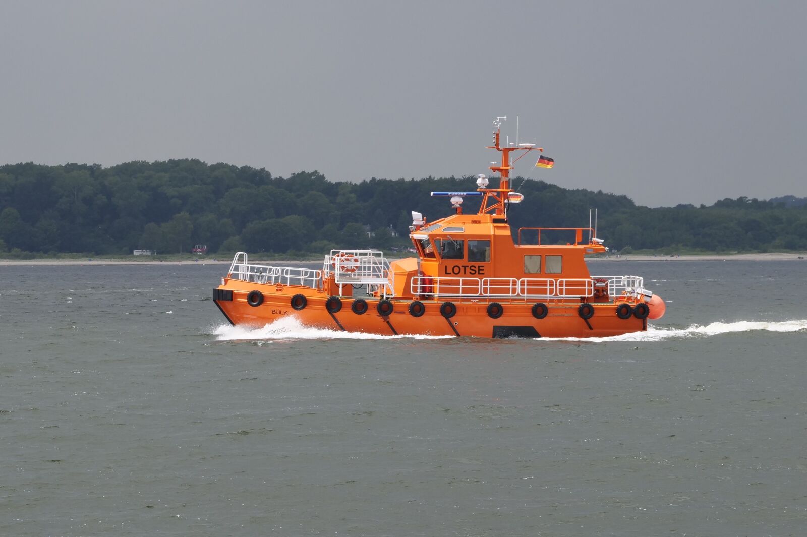 Panasonic Lumix DC-G9 sample photo. Shipping, pilot boat, pilotage photography