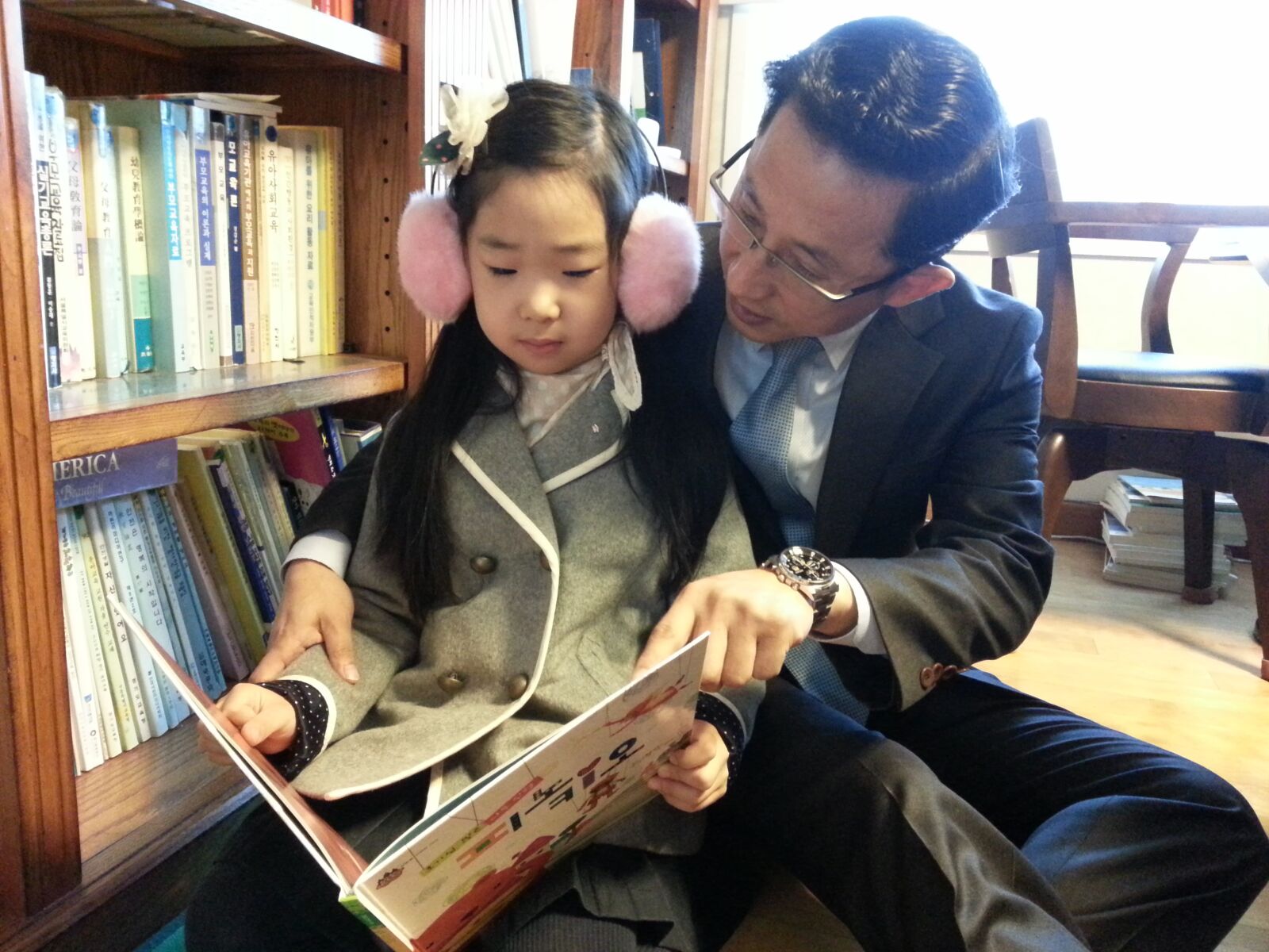 Samsung Galaxy Note2 sample photo. Reading, dad with, attachment photography
