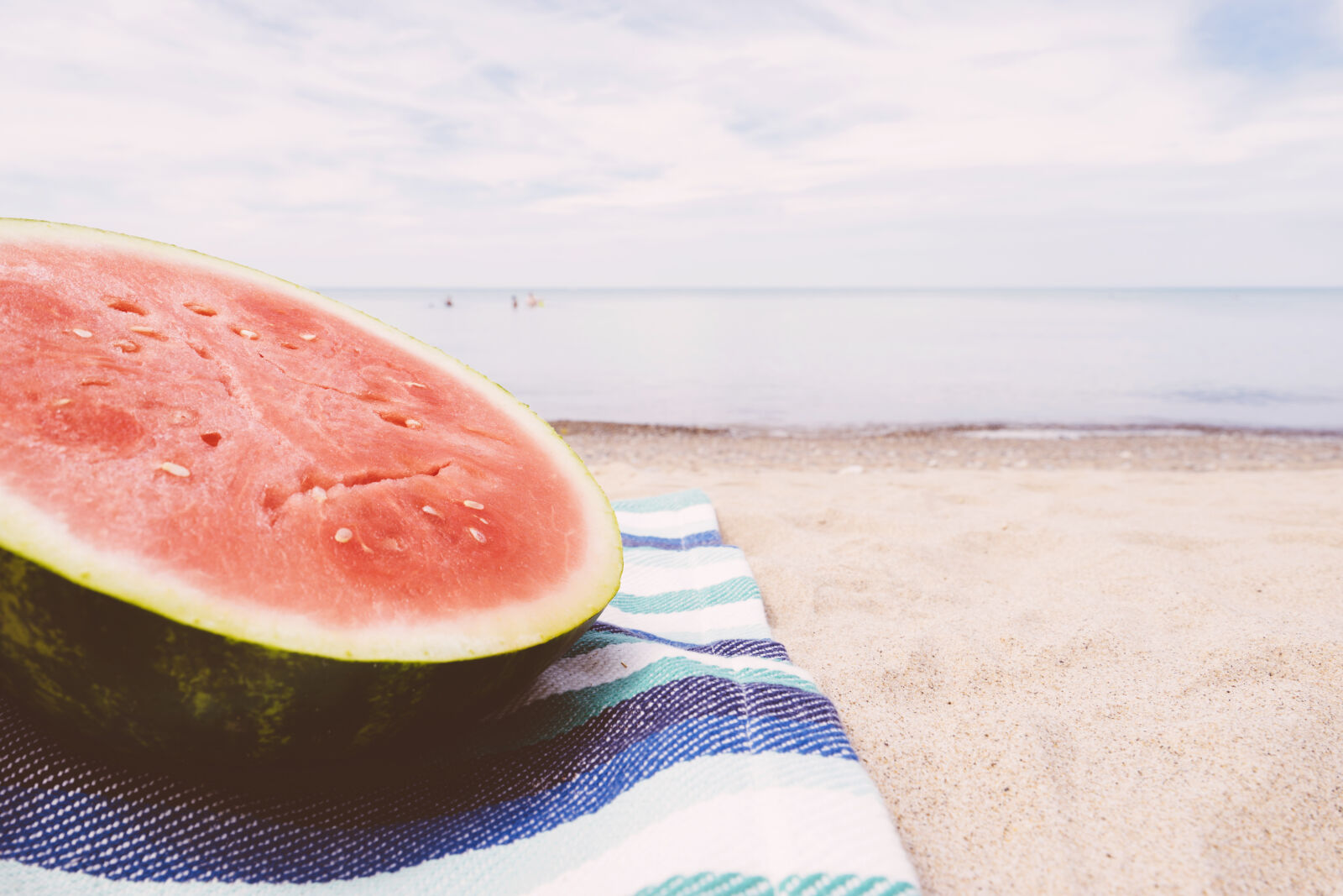 Sony a7 II + Sony Vario-Tessar T* FE 16-35mm F4 ZA OSS sample photo. Food, sea, beach, sand photography