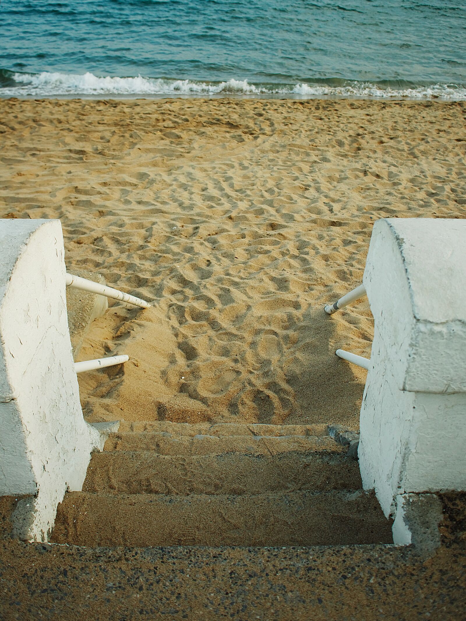 Canon EOS 450D (EOS Rebel XSi / EOS Kiss X2) sample photo. Beach, staircase, sea photography