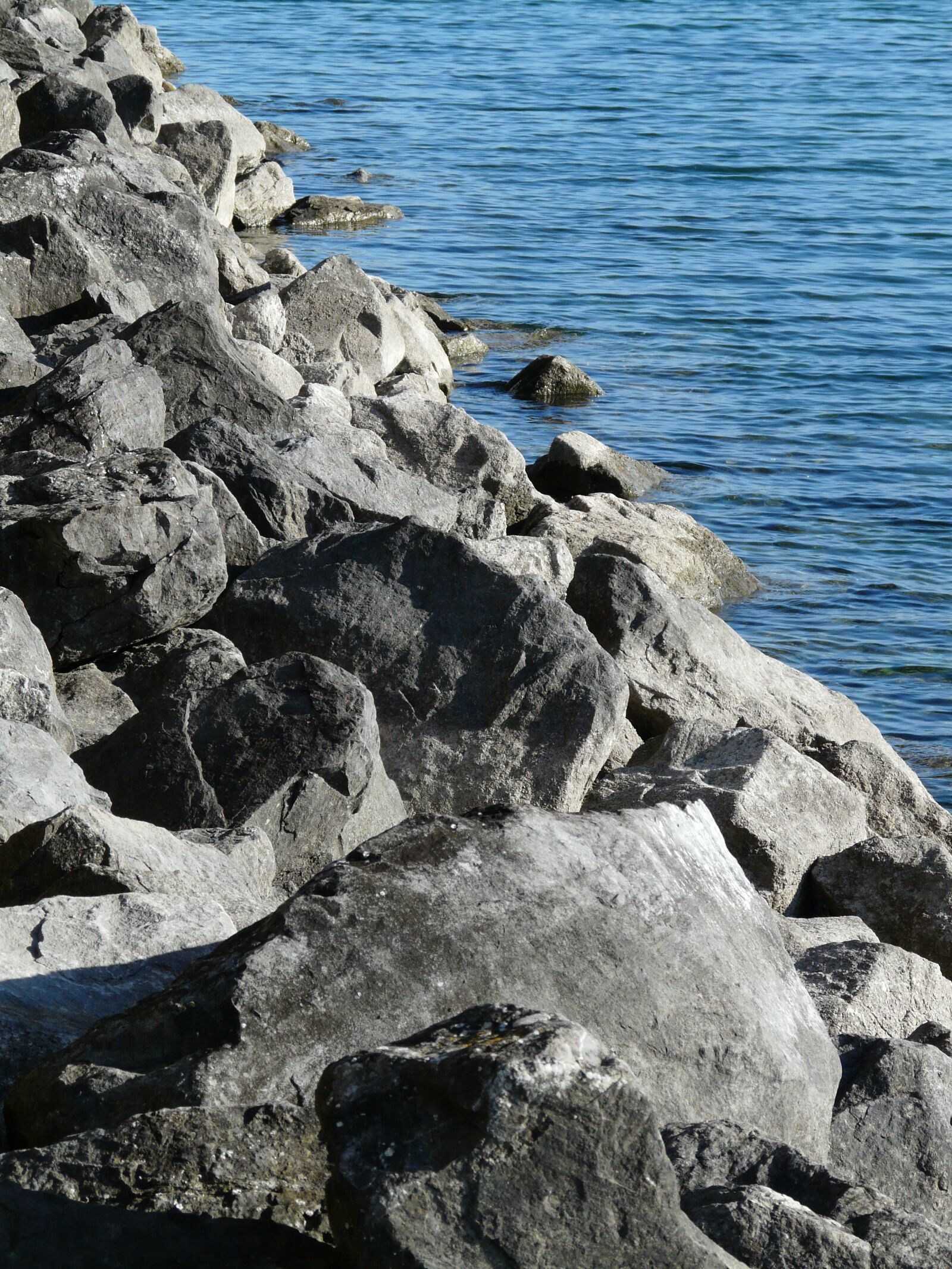Panasonic DMC-FZ18 sample photo. Stones, water, bank photography