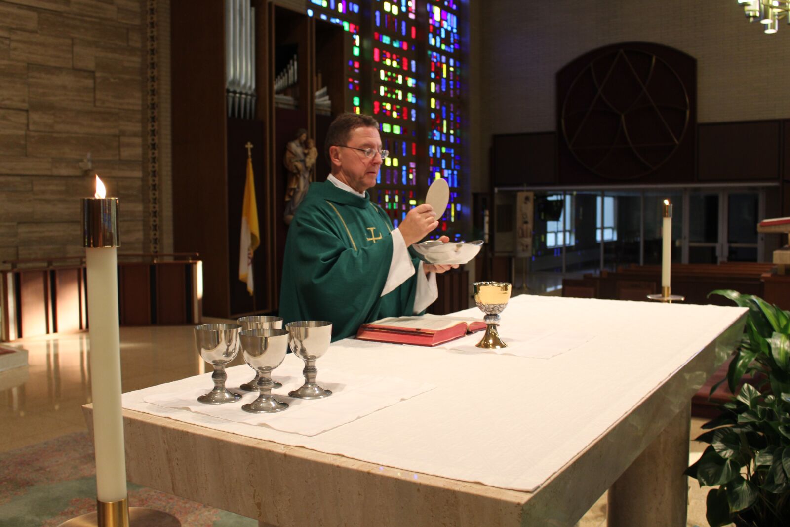 Canon EOS 700D (EOS Rebel T5i / EOS Kiss X7i) sample photo. Catholic mass, consecration, priest photography