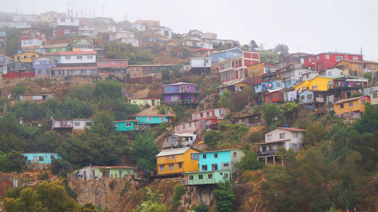 Sony Alpha a5000 (ILCE 5000) + Sony E 55-210mm F4.5-6.3 OSS sample photo. Valparaiso, houses, chile photography