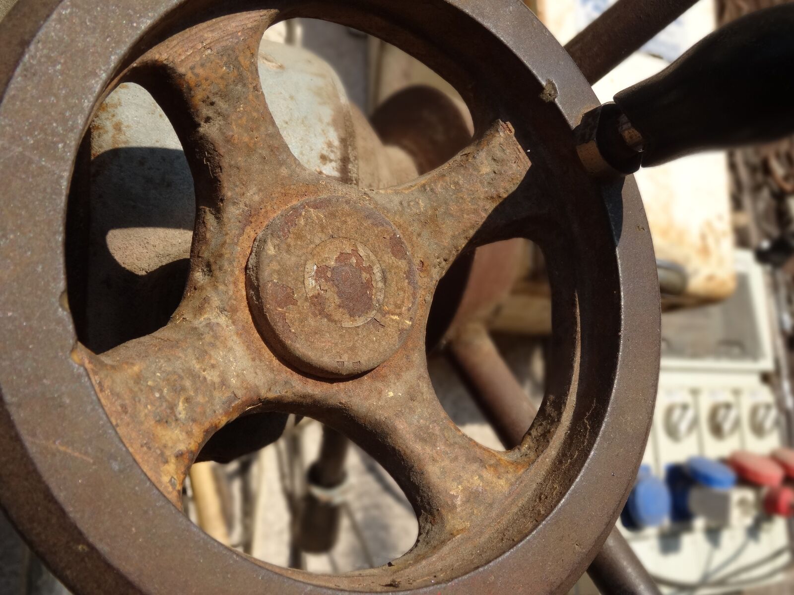 Sony DSC-HX50 sample photo. Wheel, turn, old photography