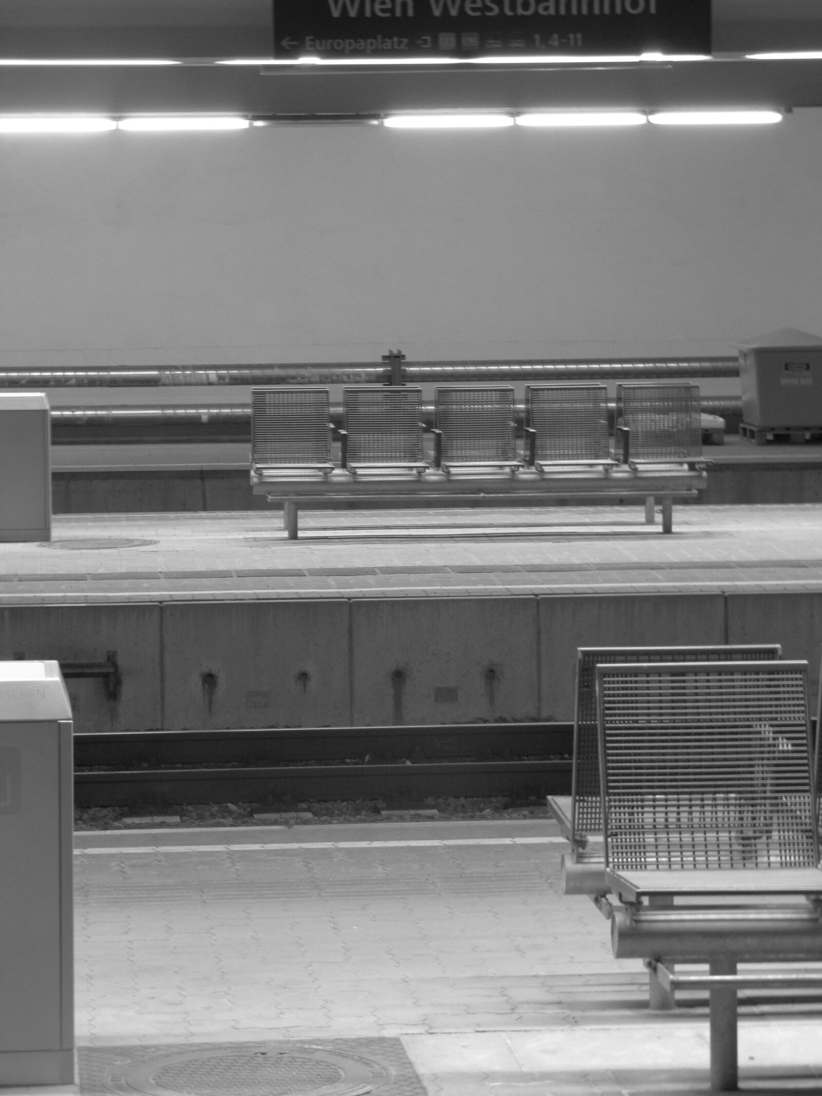 Canon PowerShot SX20 IS sample photo. Train station, pad, waiting photography