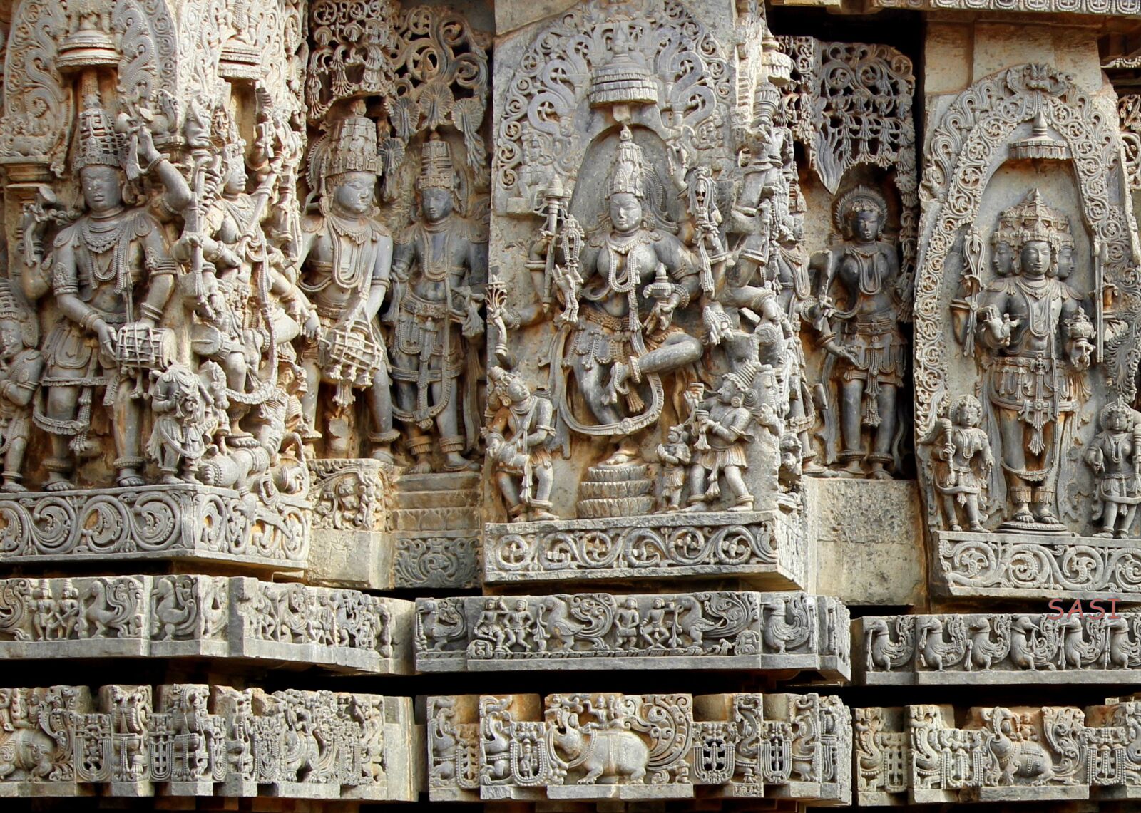 Canon EF-S 55-250mm F4-5.6 IS II sample photo. Belur, halebeedu, hoysala sculpture photography