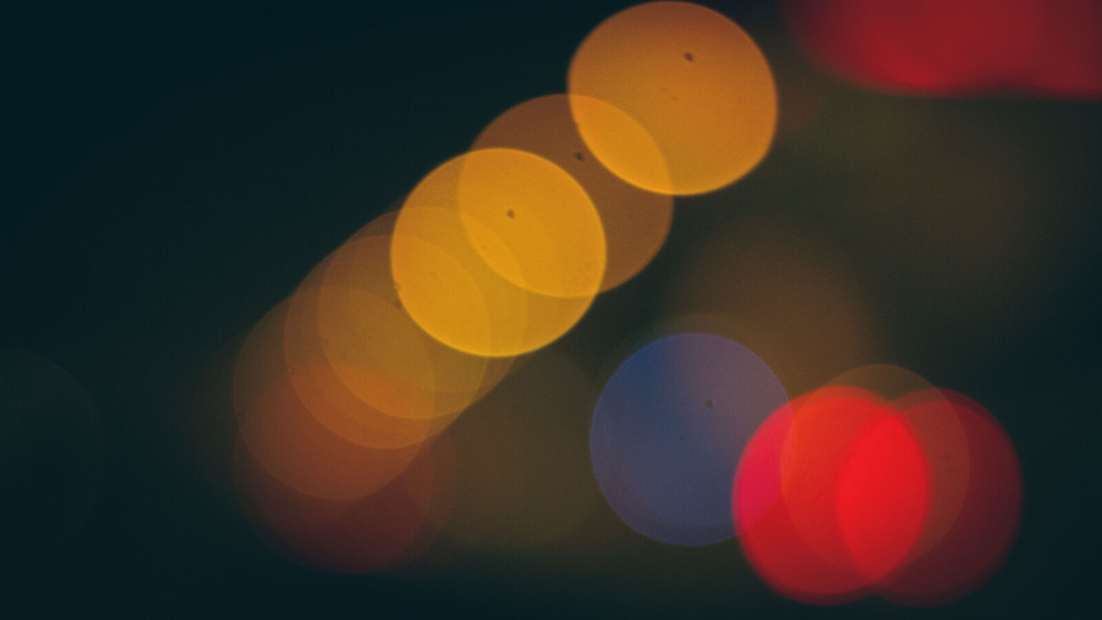 Canon EOS 550D (EOS Rebel T2i / EOS Kiss X4) + Canon EF 50mm F1.8 II sample photo. Bokeh, lights, night, noisy photography