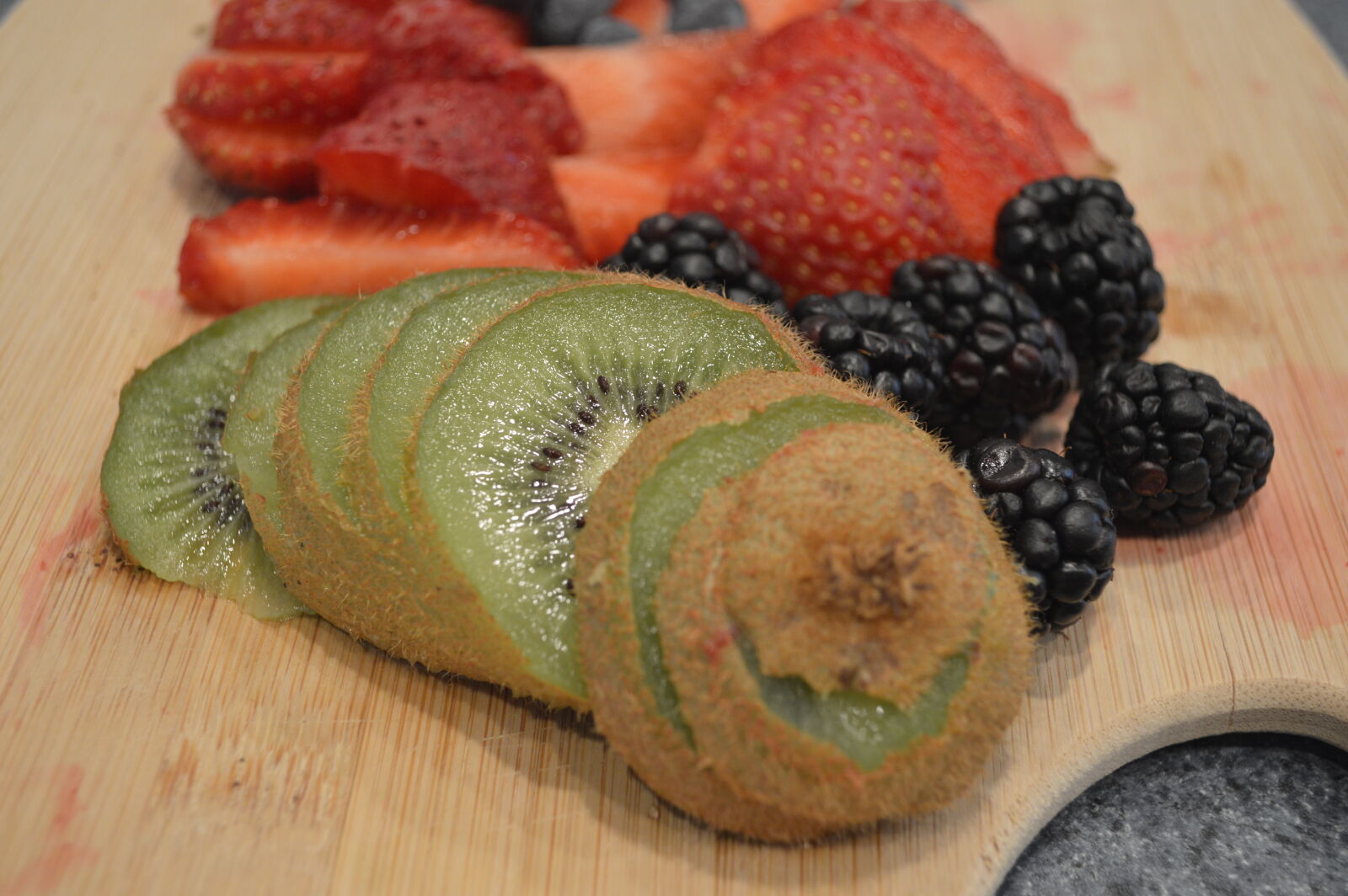 Nikon D3200 sample photo. Berries, blackberries, cutting, board photography