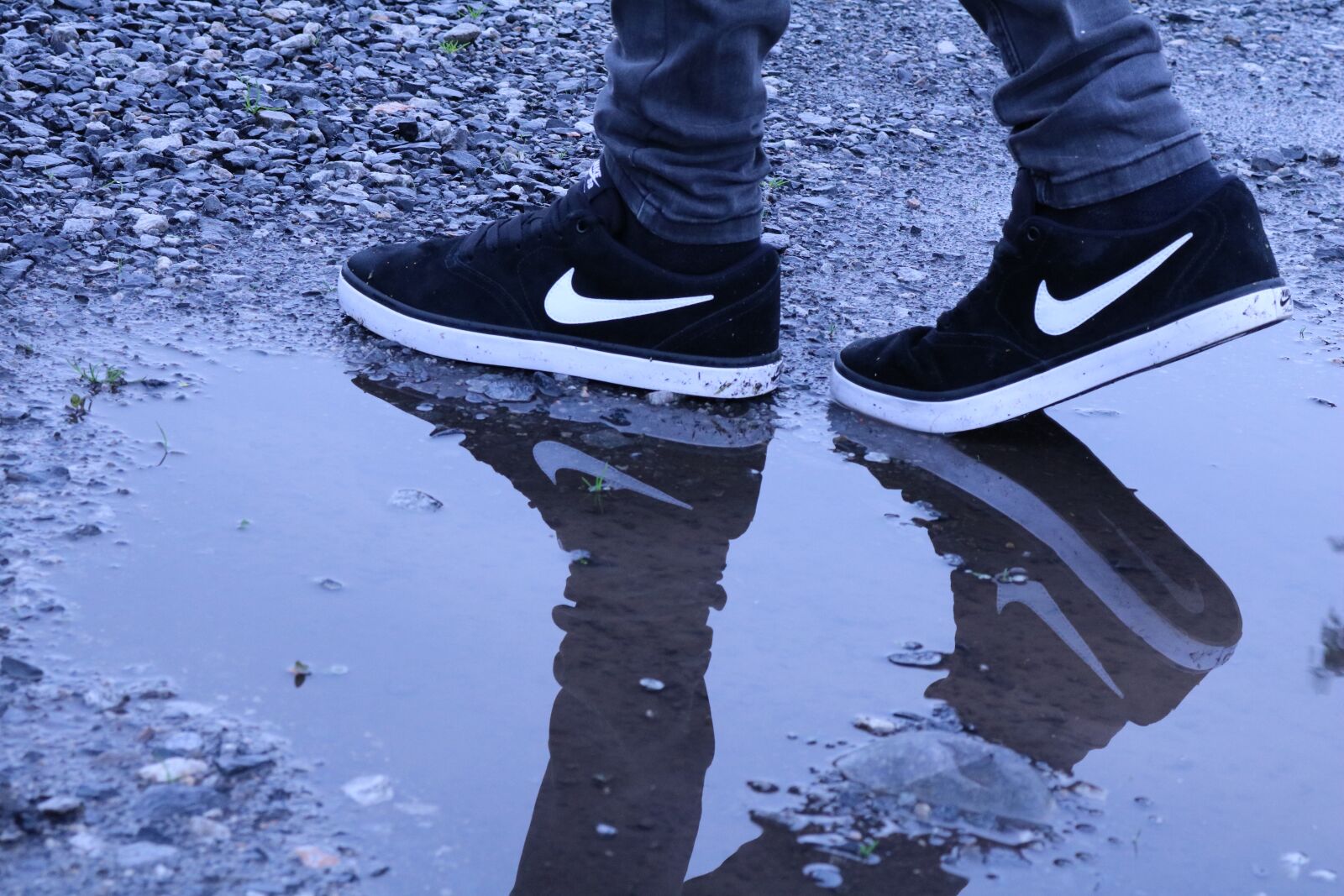 Canon EOS 750D (EOS Rebel T6i / EOS Kiss X8i) sample photo. Shoes, nike, rain photography