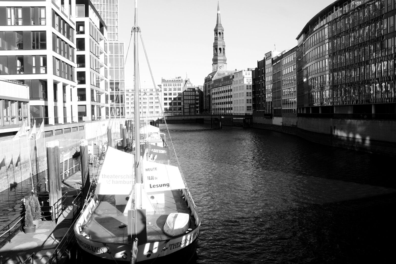 Canon EOS 1000D (EOS Digital Rebel XS / EOS Kiss F) sample photo. City, river, waters photography