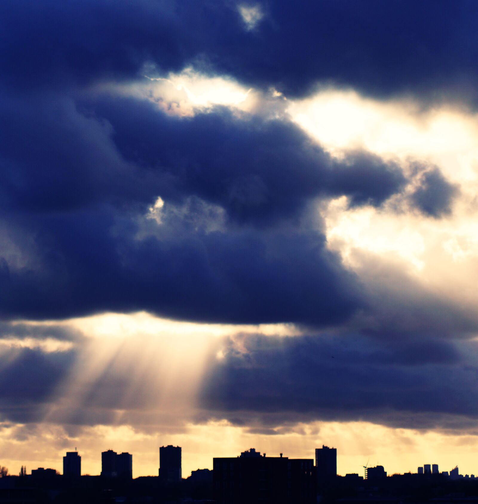 Sony ILCA-77M2 sample photo. Backlit, buildings, city, clouds photography