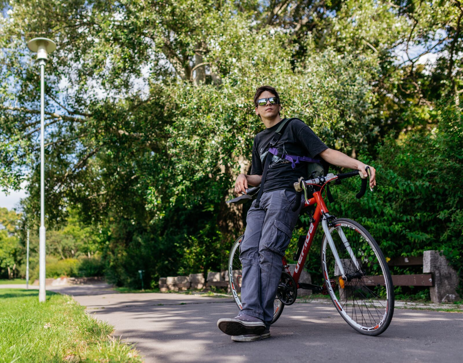 Canon EOS 5DS R sample photo. Bicycle, guy, waiting photography