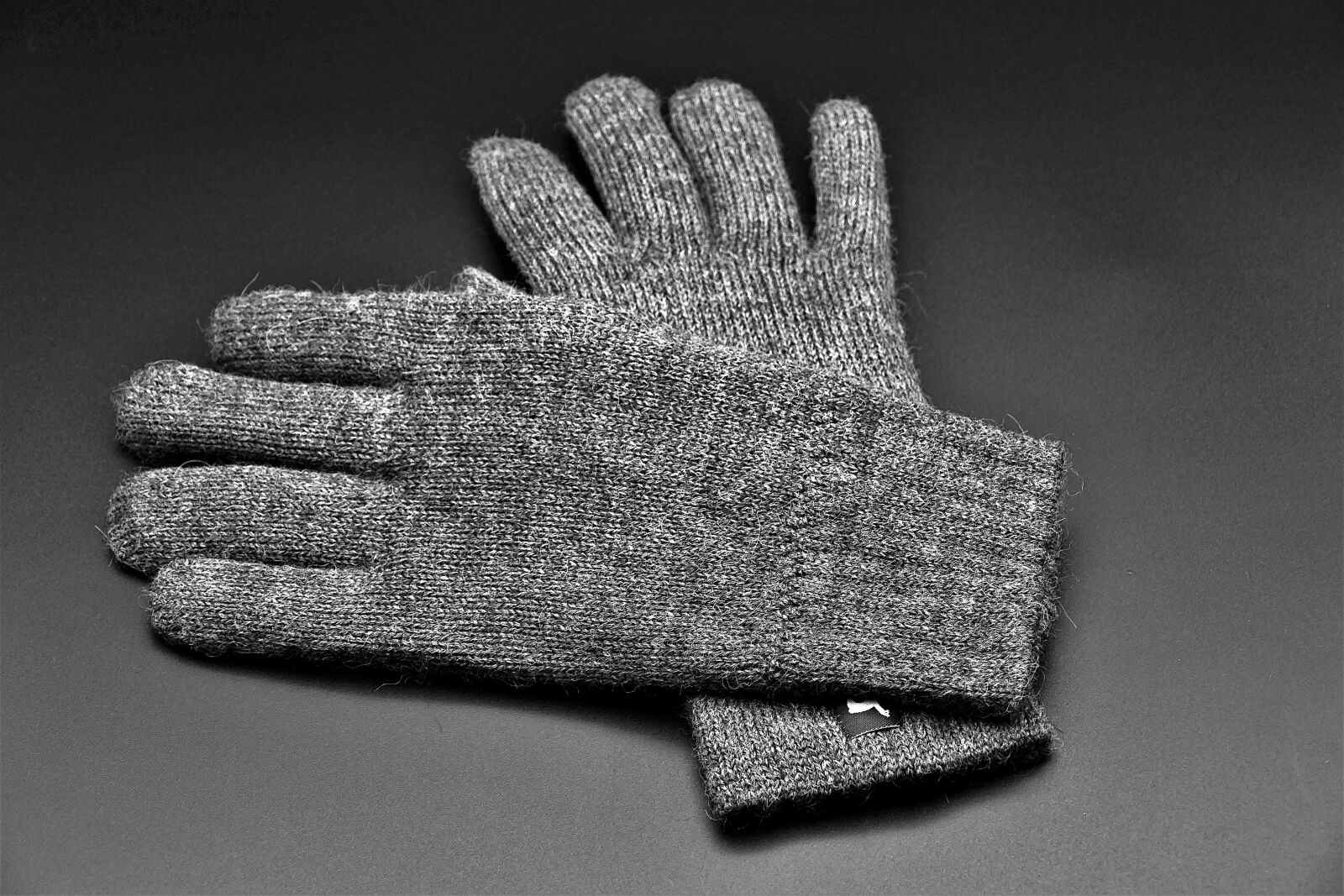 Panasonic Lumix DMC-FZ1000 sample photo. Gloves, wool, warm photography