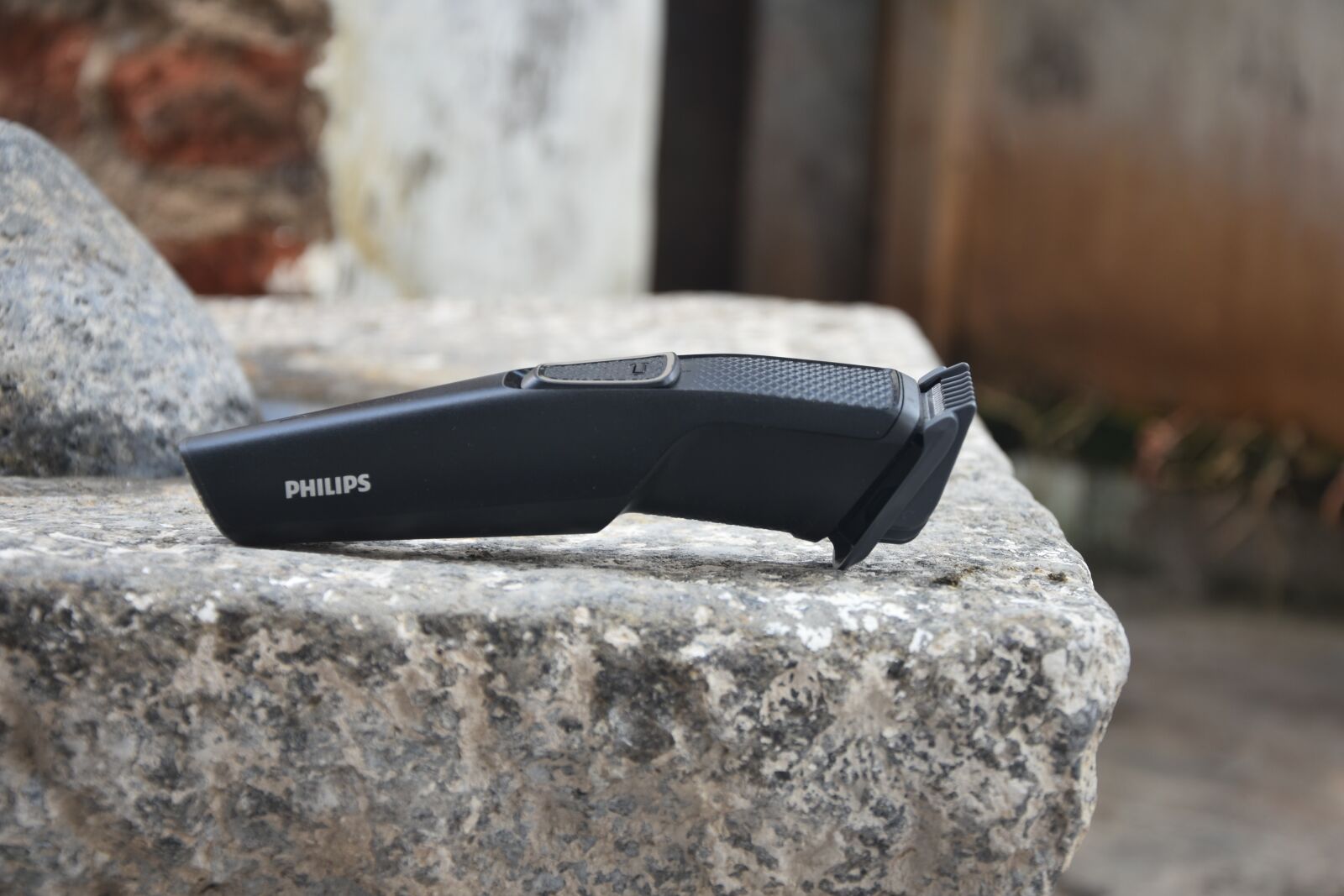 Nikon D7200 sample photo. Trimmer on a stone photography
