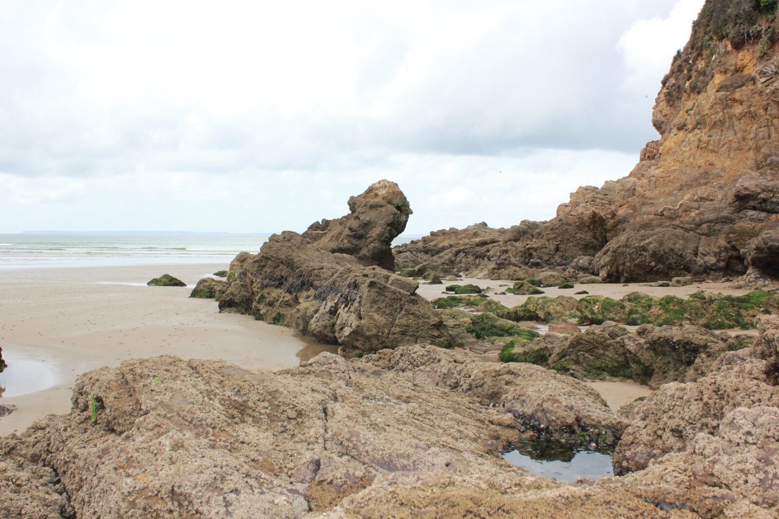 Canon EOS 550D (EOS Rebel T2i / EOS Kiss X4) sample photo. Rock, beach, brittany photography