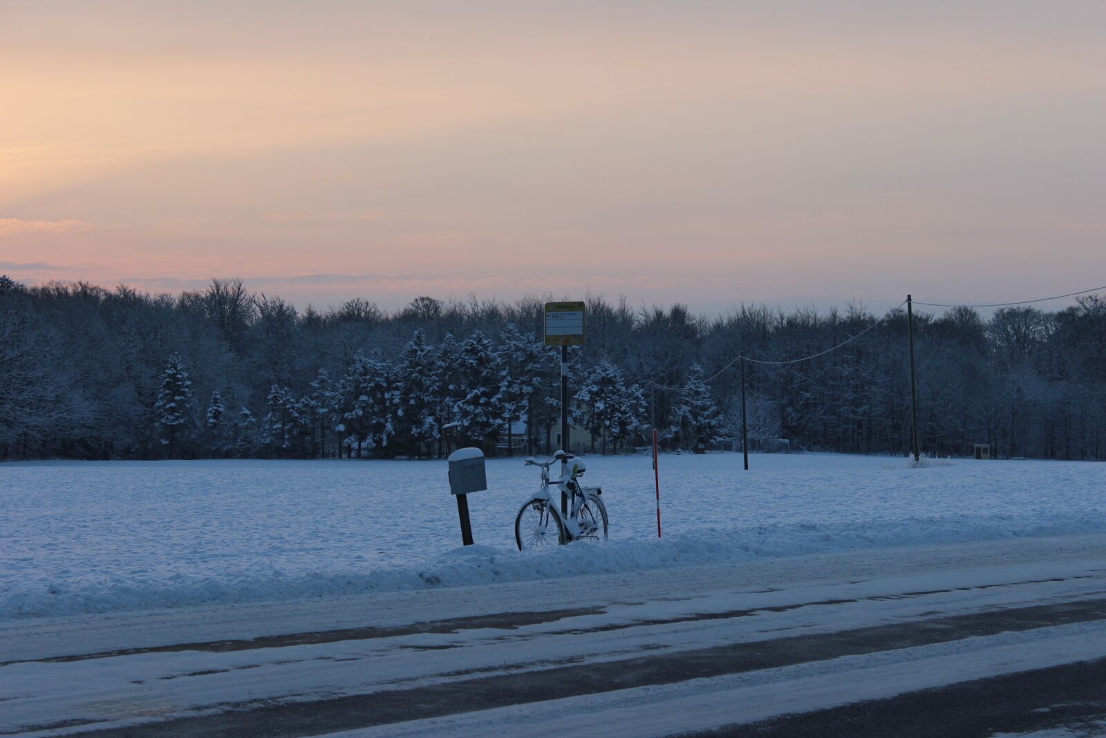 Canon EOS 600D (Rebel EOS T3i / EOS Kiss X5) sample photo. Winter, cycle, bus stop photography
