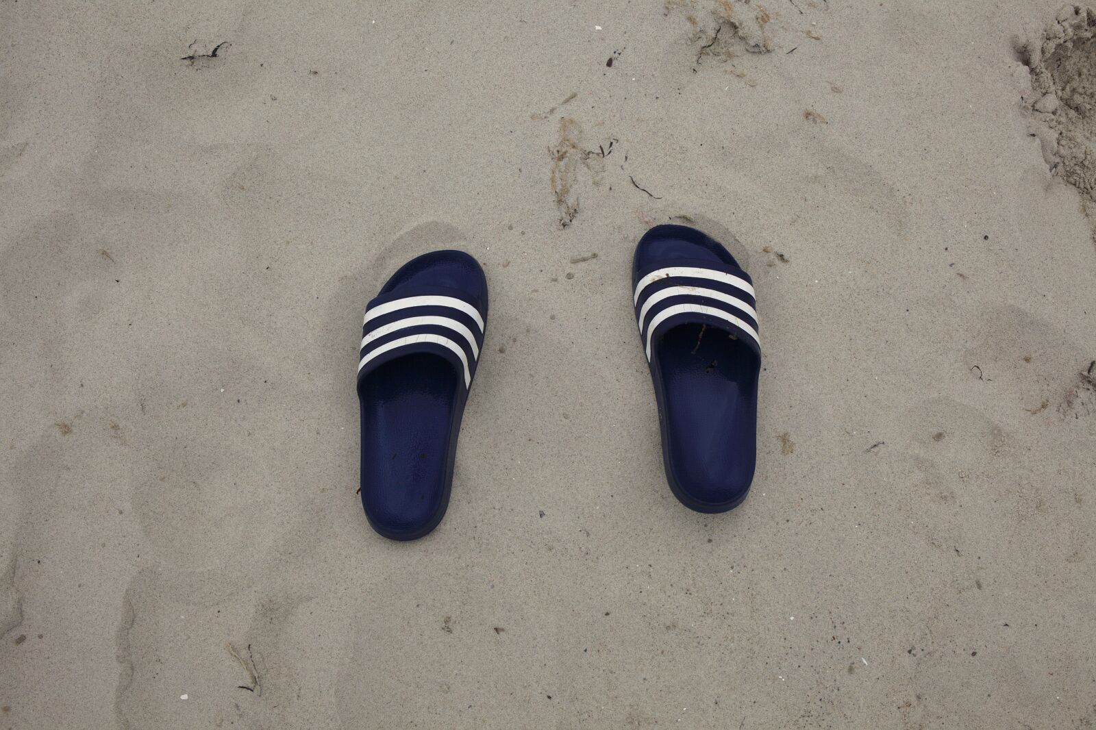 Canon EOS 5D Mark II sample photo. Flipflops, beach, sand photography