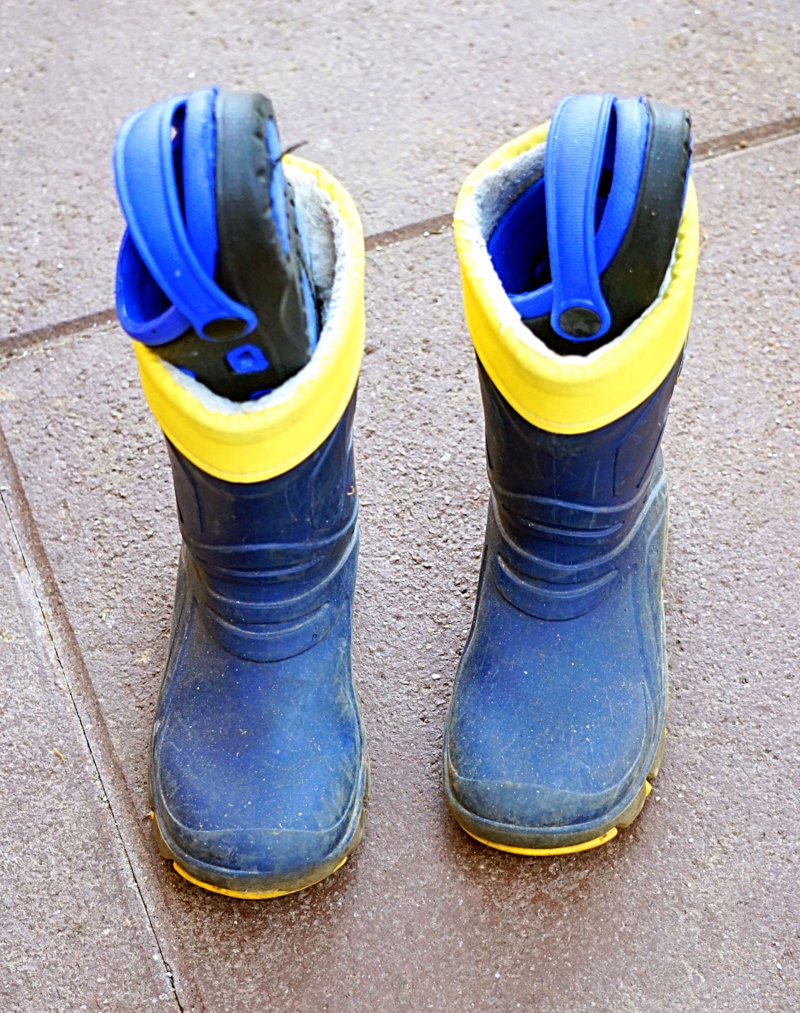 Sony Alpha a5000 (ILCE 5000) + Sony E 55-210mm F4.5-6.3 OSS sample photo. Rubber boots, kids boots photography