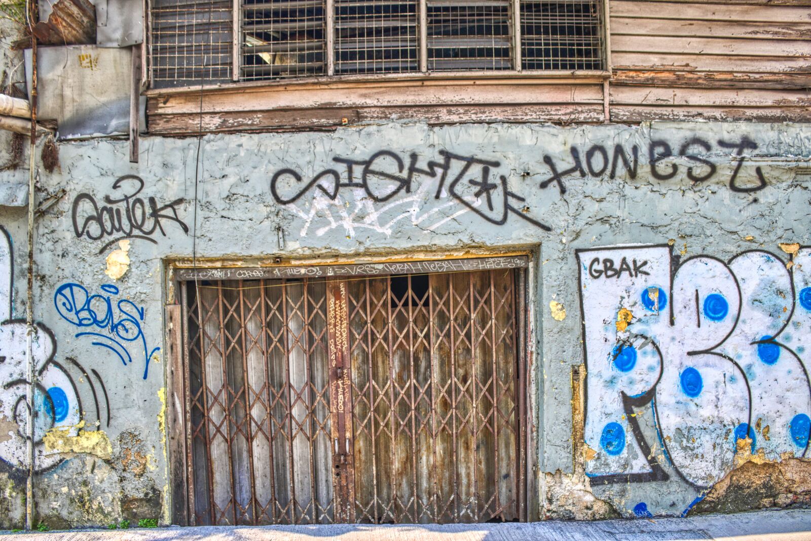 Canon EOS 750D (EOS Rebel T6i / EOS Kiss X8i) sample photo. Kong kuala, modern, color photography