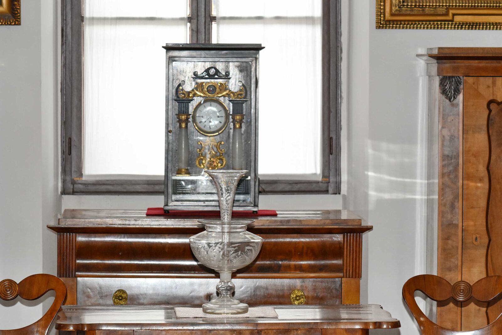 Nikon D5500 sample photo. Analog clock, room, interior photography