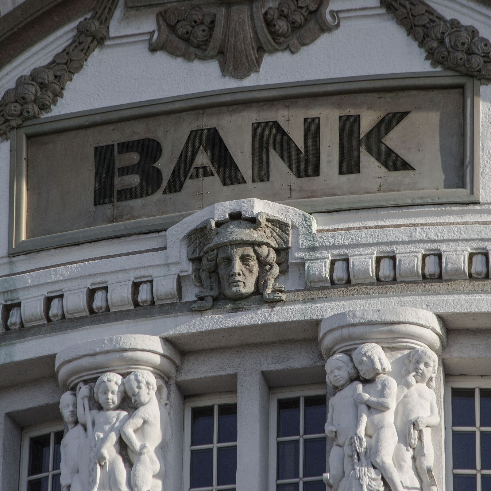 Canon EF 70-300mm F4-5.6 IS USM sample photo. Bank, money, finance photography