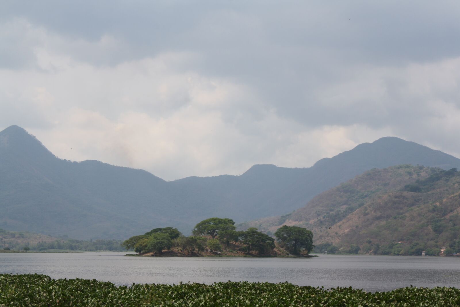 Canon EOS 1000D (EOS Digital Rebel XS / EOS Kiss F) sample photo. Mountains, laguna, water photography