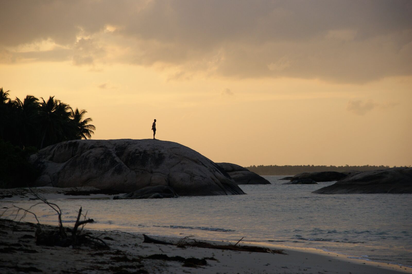 Sony Alpha DSLR-A350 sample photo. Waters, sunset, sea photography