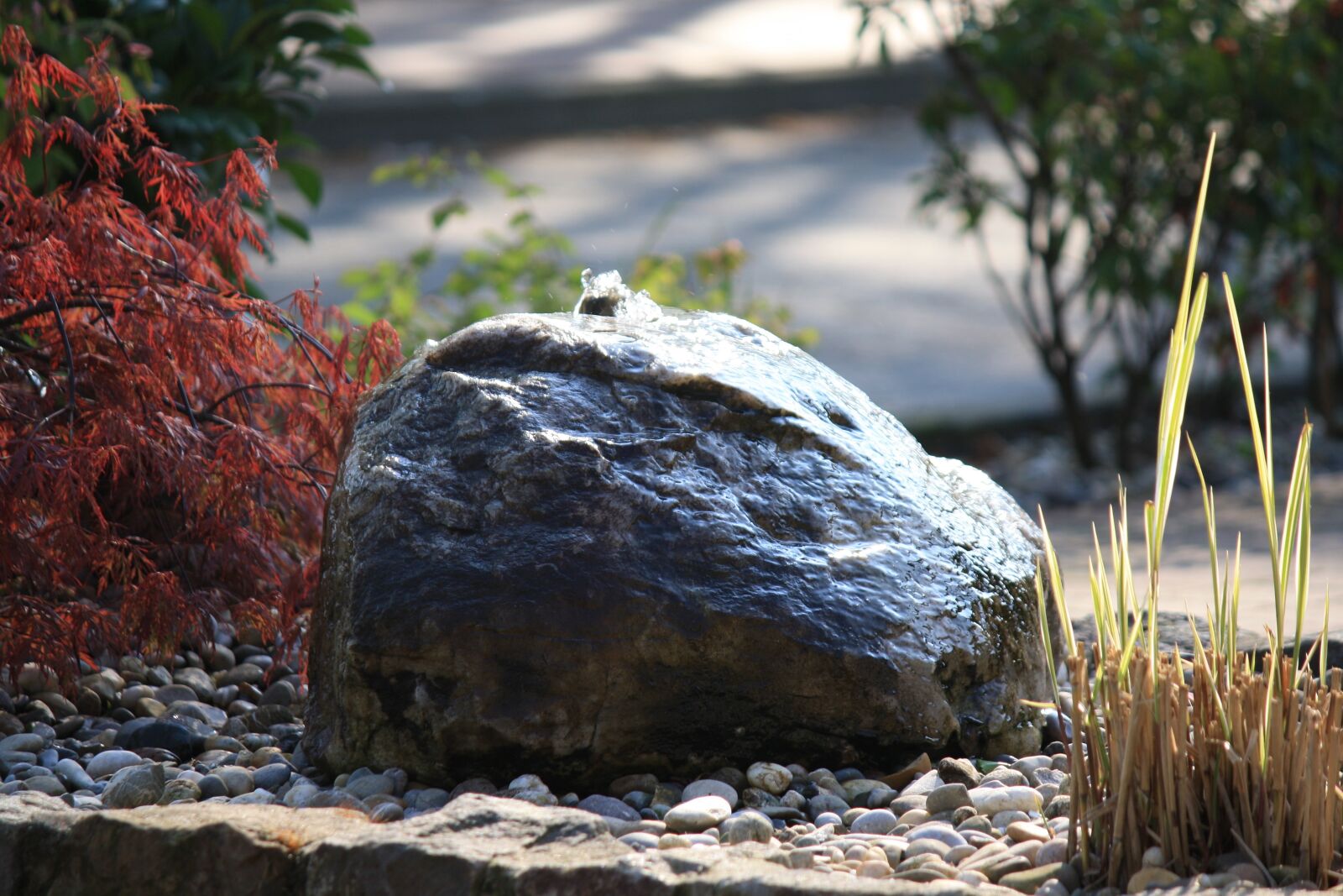 Canon EOS 1000D (EOS Digital Rebel XS / EOS Kiss F) sample photo. Rock, fountain, water photography