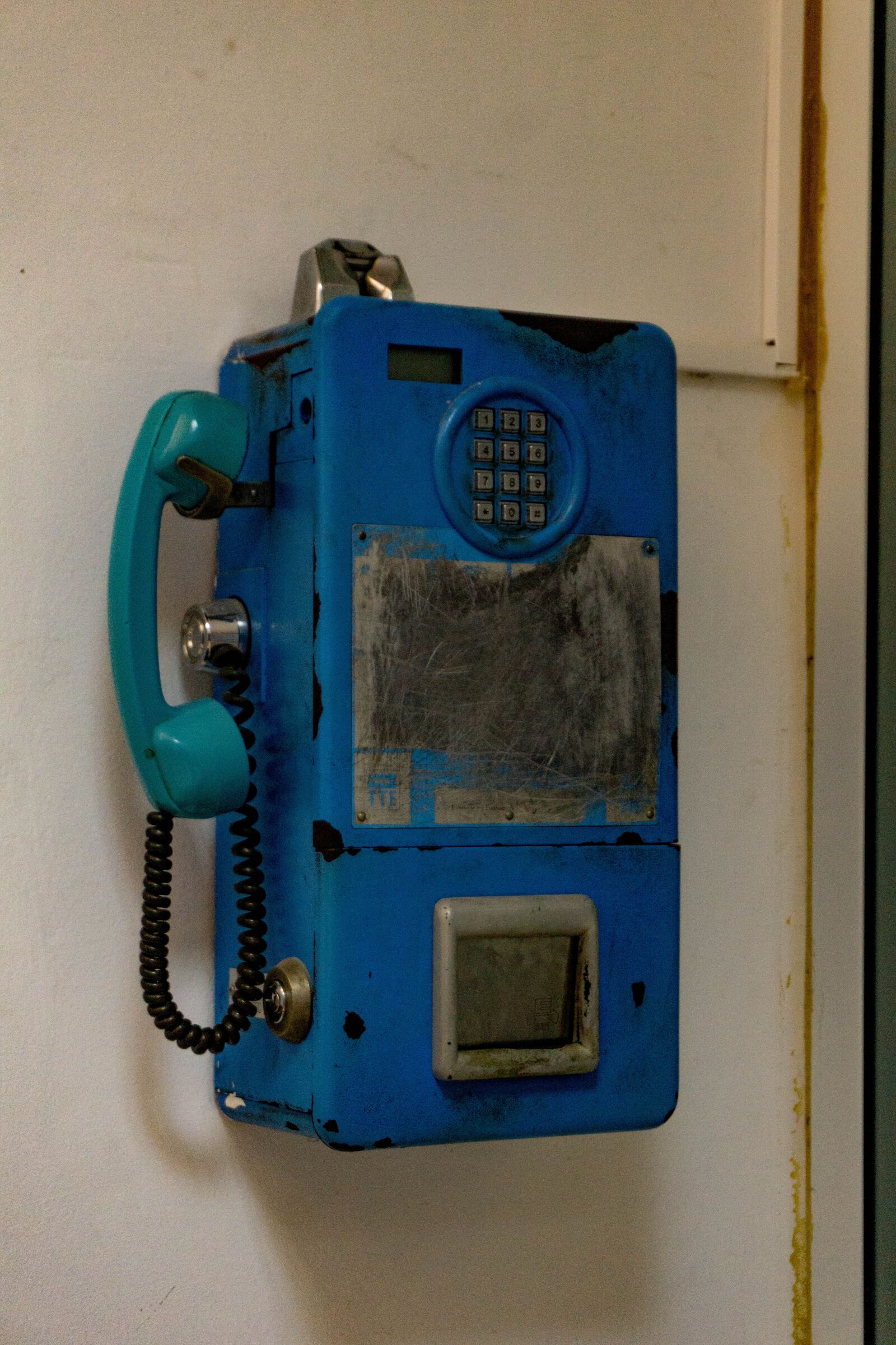 Купить телефон на стену. Таксофон муляж. Телефон на стене. Старый телефон на стене. Советский телефон на стене.