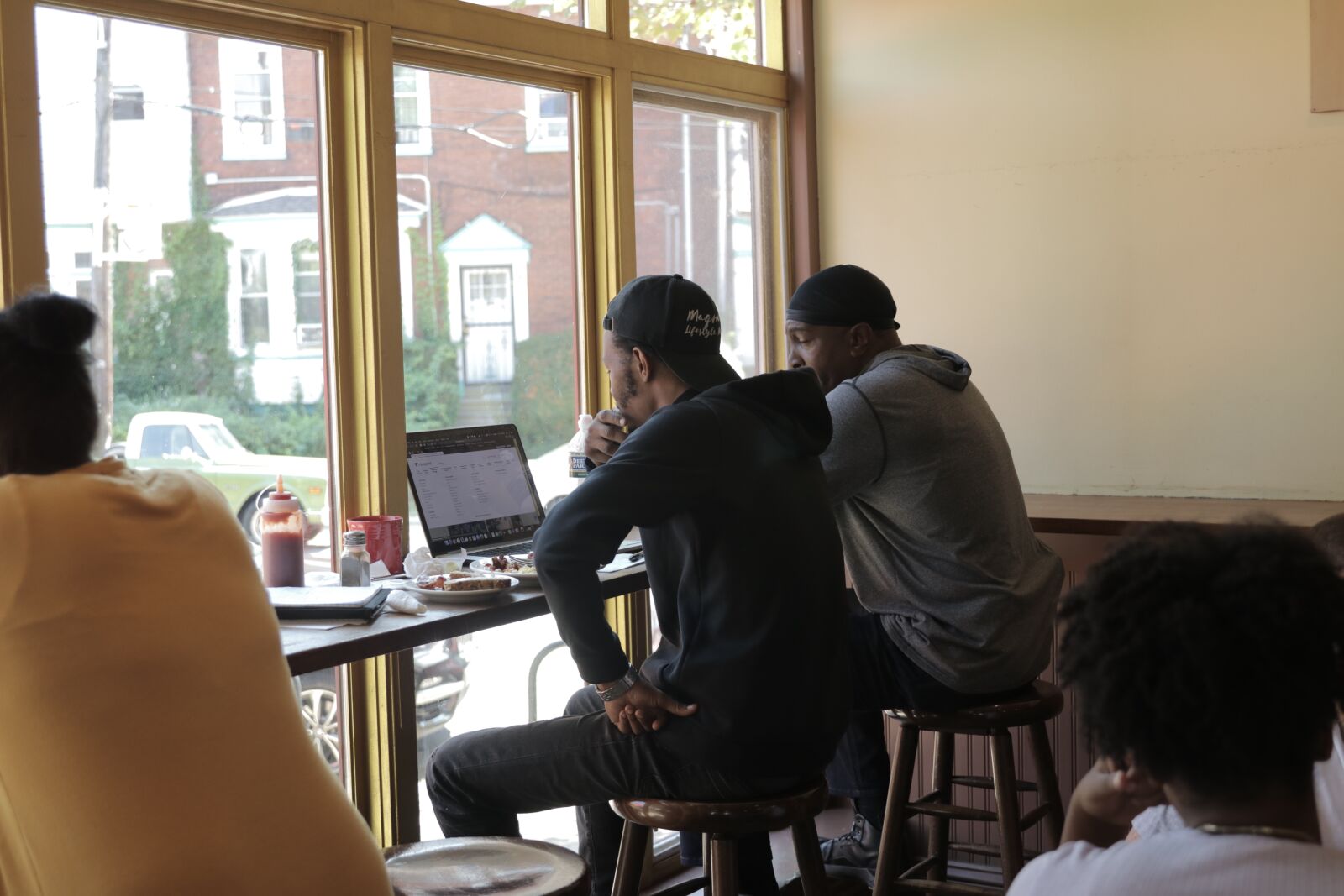 Canon EOS 80D sample photo. Black, men, cafe photography