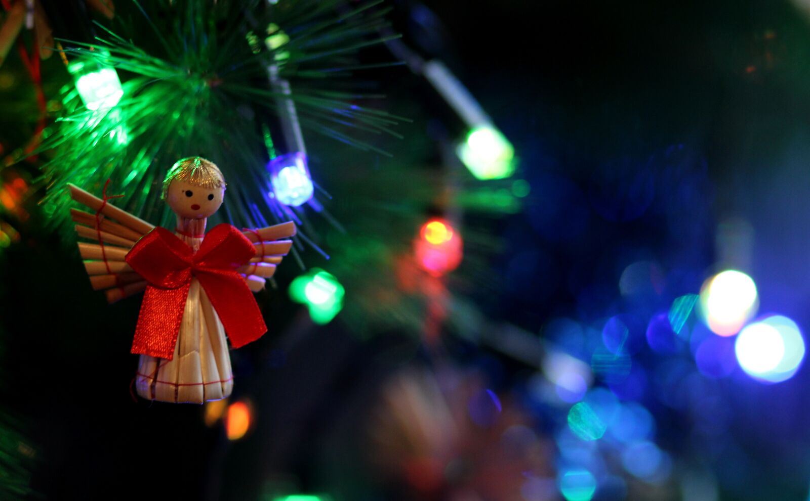 Canon EOS 700D (EOS Rebel T5i / EOS Kiss X7i) + Canon EF 85mm F1.8 USM sample photo. Angel, decoration, winter photography