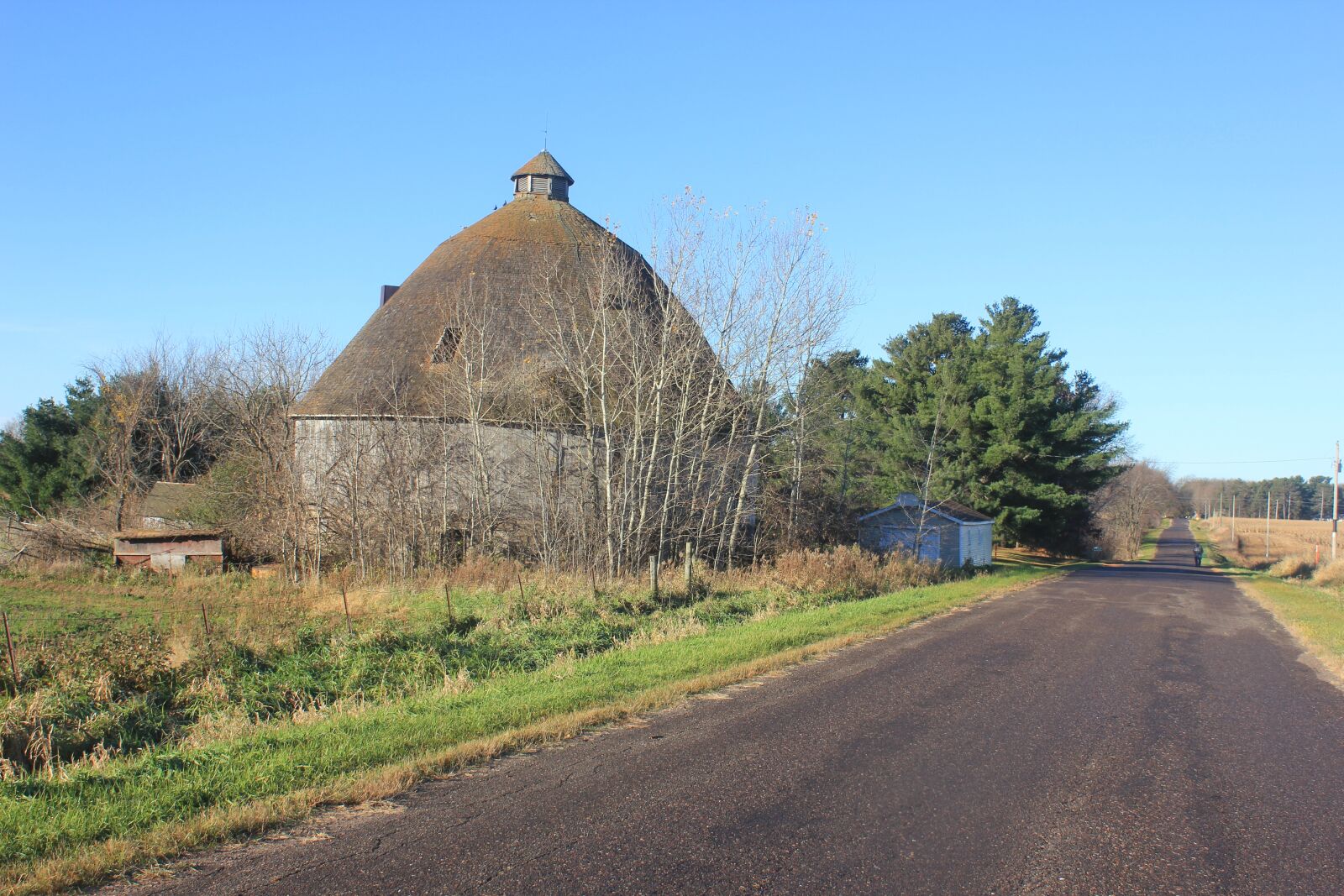 Canon EOS 550D (EOS Rebel T2i / EOS Kiss X4) sample photo. Farm, barn, round barn photography