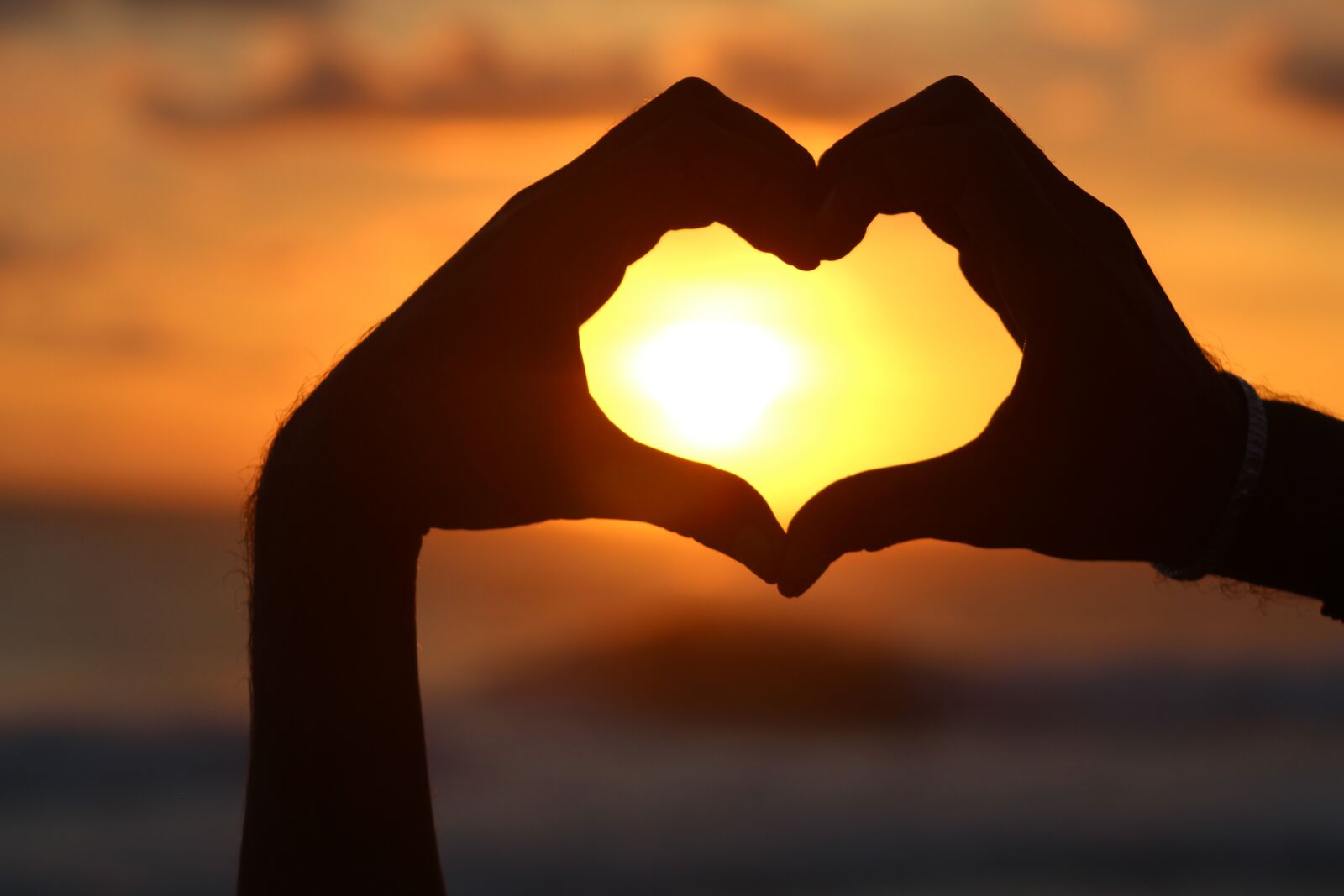 Canon EOS 1300D (EOS Rebel T6 / EOS Kiss X80) sample photo. Heart, sunset, shadow photography