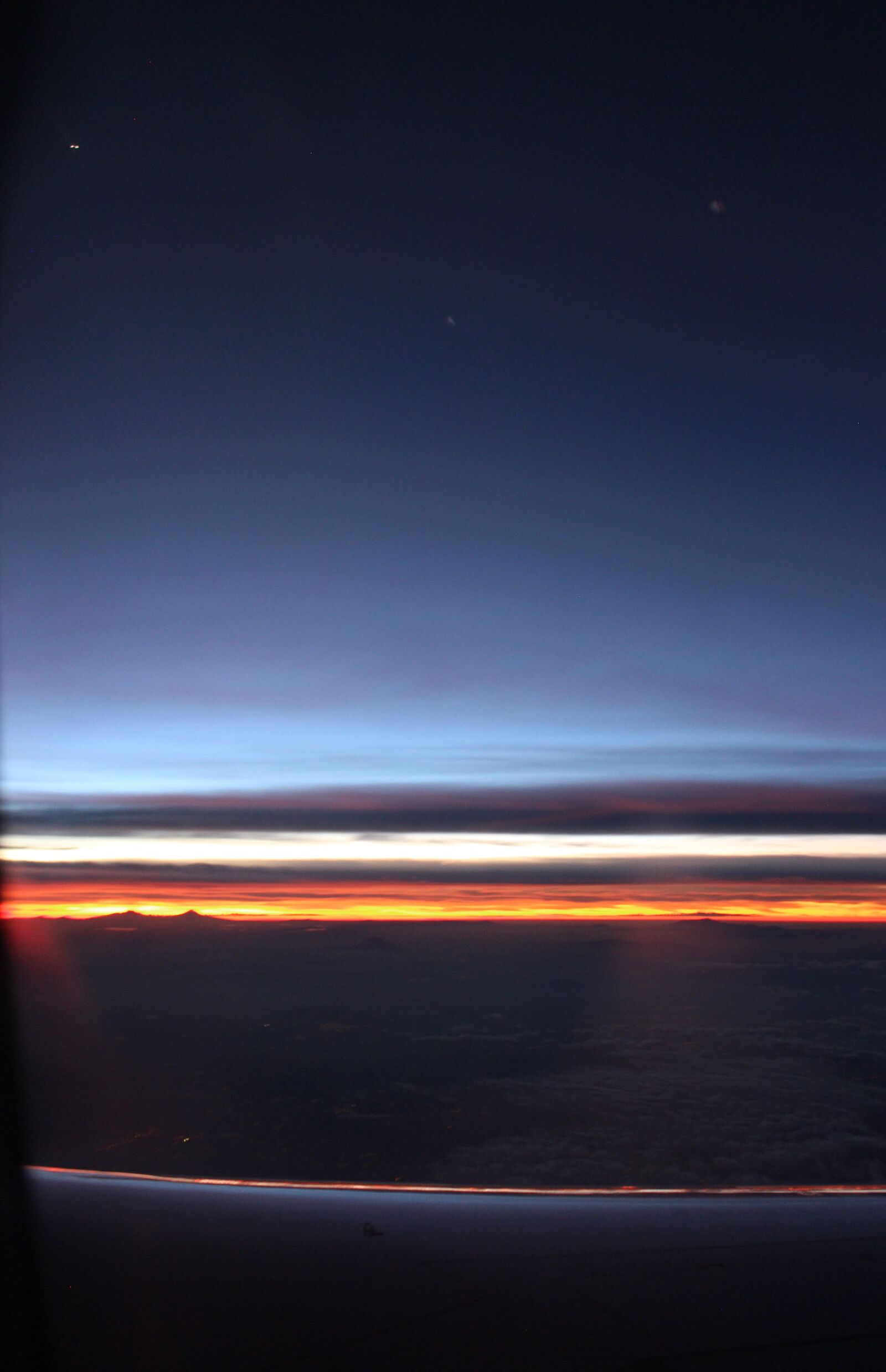 Canon EOS 600D (Rebel EOS T3i / EOS Kiss X5) sample photo. Dawn, horizon, plane photography