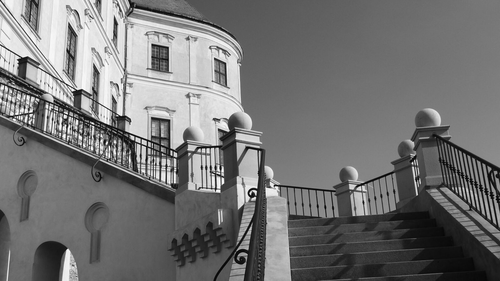 Nikon Coolpix P610 sample photo. Castle staircase, staircase, stone photography