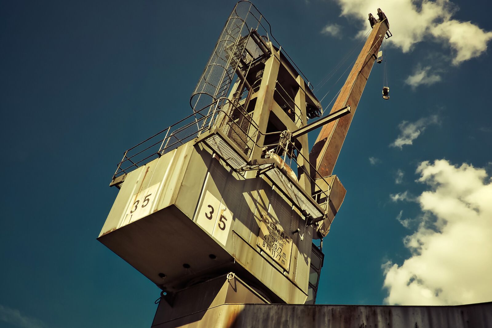 Olympus OM-D E-M10 sample photo. Crane, load crane, lift photography