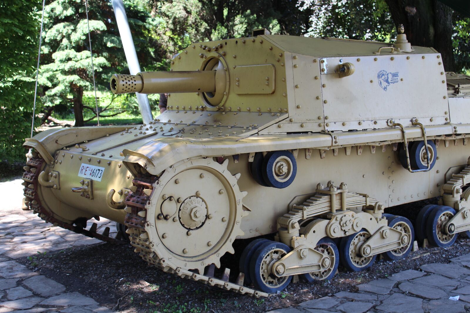 Canon EOS 1200D (EOS Rebel T5 / EOS Kiss X70 / EOS Hi) sample photo. Tank, tracked, armor photography