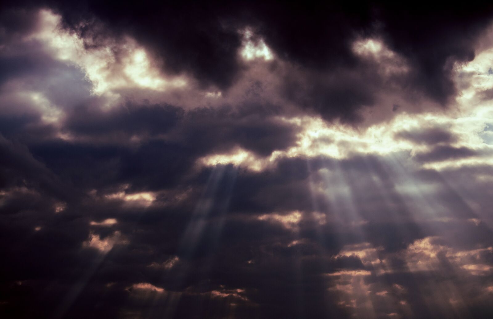 Canon EF-S 55-250mm F4-5.6 IS STM sample photo. Clouds, dramatic, sky photography